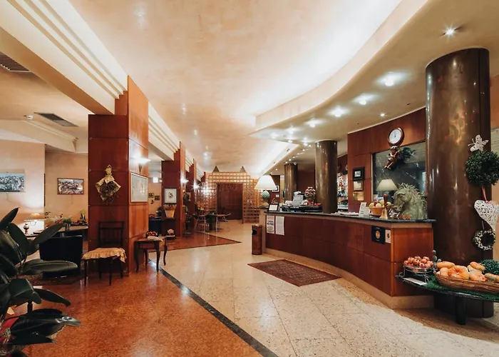 亚蓝酒店 安佐拉德莱米拉